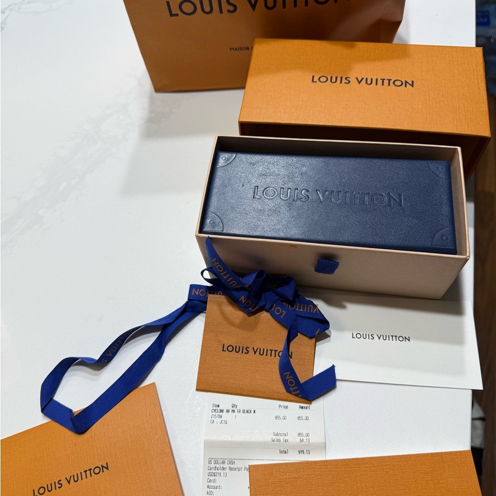 Louis Vuitton Black Sunglasses with Gold Details - Picture 9 of 11